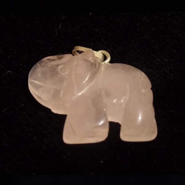 Rózsakvarc elefánt medál